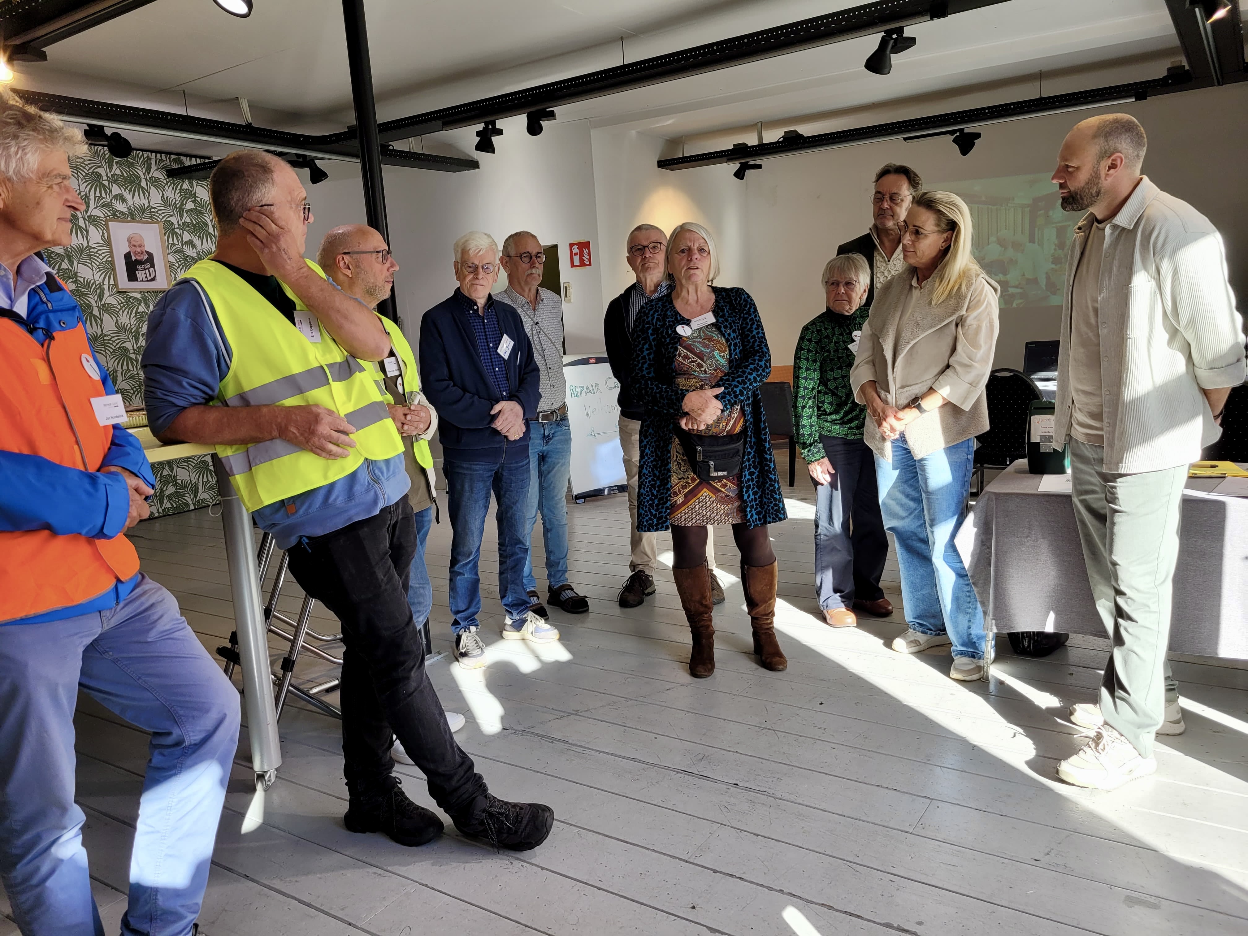 Repaircafé pop up uden centrum Kim van de Kerkhof ondernemer Jeroen van den Heuvel wethouder Annie van Genughten voorzitter Gert de Goede ontwerper en illustrator