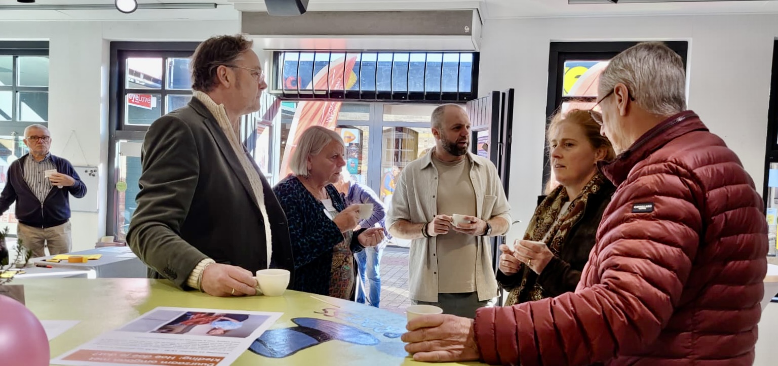 Repaircafé pop up uden centrum Kim van de Kerkhof ondernemer Jeroen van den Heuvel wethouder Annie van Genughten voorzitter Gert de Goede ontwerper en illustrator